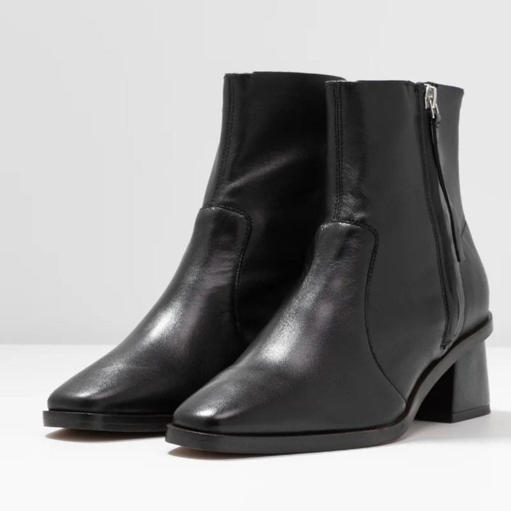 NWOT* TOPSHOP Margot Point Toe Leather Boots Size 9